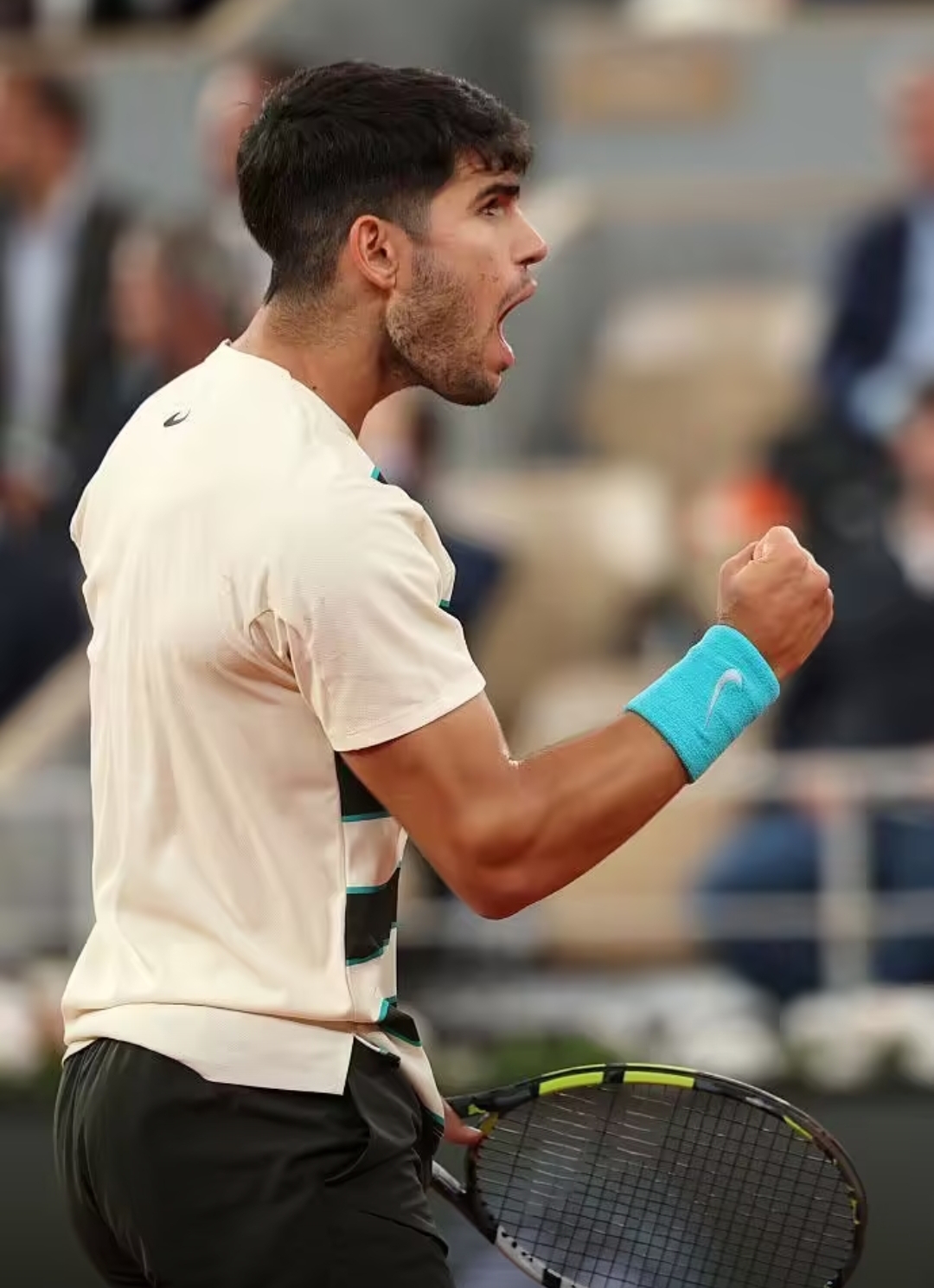 爱游戏在线入口 -赛地聚焦：法甲清晨热度飙升，本菲卡造点机会，引发热议，轮换策略成焦点 